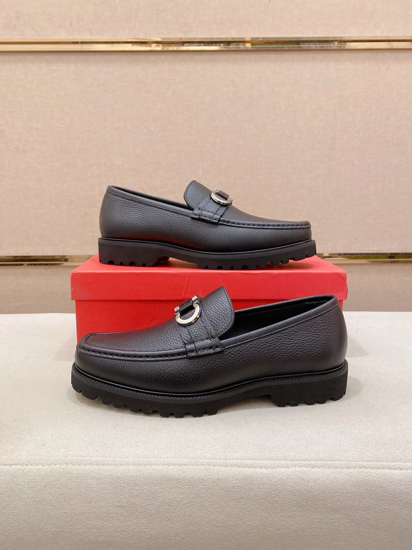 Men's shoes💰: 560💰 High version Ferragamo quality! 🆕🆕Exclusive hot-selling products in stock🔥🔥New products on the shelves, high-quality shoes, high-end driving shoes, with complete packaging! 💪 💪 Material: imported patented cowhide 🐂 + imported high-quality water-dyed cowhide lining + wear-resistant outsole 👍🏻👍🏻 Features: high-end and comfortable, purely handmade 🚀 🚀 Create the perfect shoes that suit you best 🔥 🔥 Size: (38-44) Can be customized 45 non-returnable!